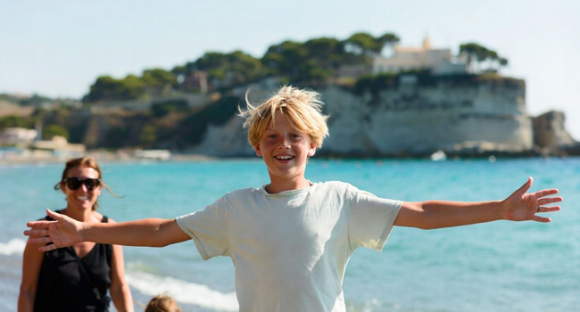 Sprachreise Italien Tropea für Schüler mit LISA! – Ankunft, Strand und erste Eindrücke Schüler am Strand in Tropea Italien freut sich über die Ankunft während einer LISA! Sprachreise