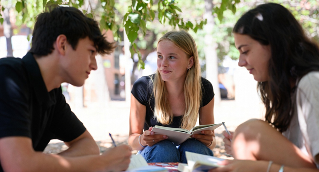 3 Schüler im Garten in Málaga beim Spanisch lernen mit LISA! Sprachreisen