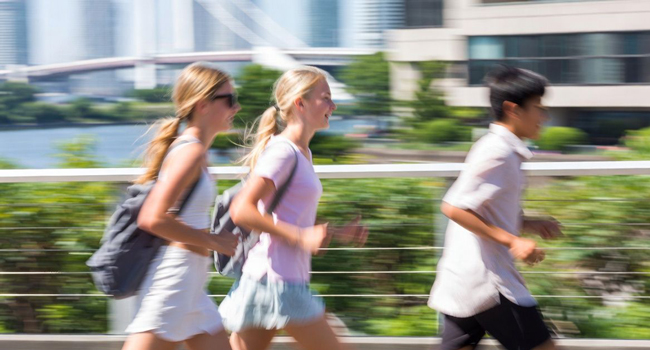 Junge Teilnehmer laufen durch eine asiatische Stadt während einer LISA! Sprachreise für Jugendliche und junge Erwachsene