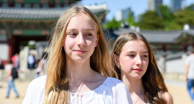 Junge Teilnehmerinnen in einer asiatischen Stadt während einer LISA! Sprachreise für Jugendliche und junge Erwachsene