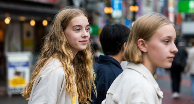  Junge Teilnehmerinnen in einer asiatischen Stadt während einer LISA! Sprachreise für Jugendliche und junge Erwachsene