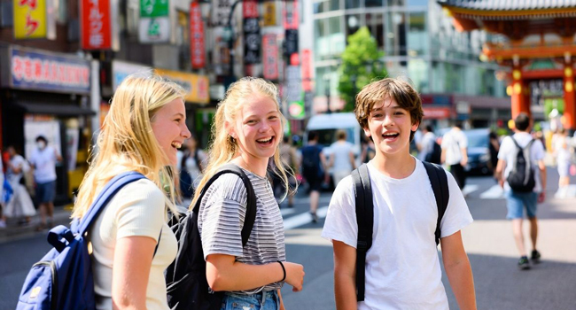  Junge Teilnehmer beim Stadtspaziergang in Tokio während einer LISA! Sprachreise für Jugendliche und junge Erwachsene