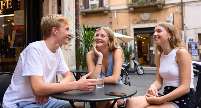 Italienisch sprechen bei einer LISA! Sprachreise für Young Adults in Rom Young Adults unterhalten sich in einem Café während einer LISA! Italienisch-Sprachreise in Rom, Italien