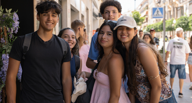 Madrid entdecken mit LISA! Sprachreisen für Young Adults Teilnehmer während eines Stadtbummels in Madrid während eines Spanisch-Sprachkurses für Young Adults