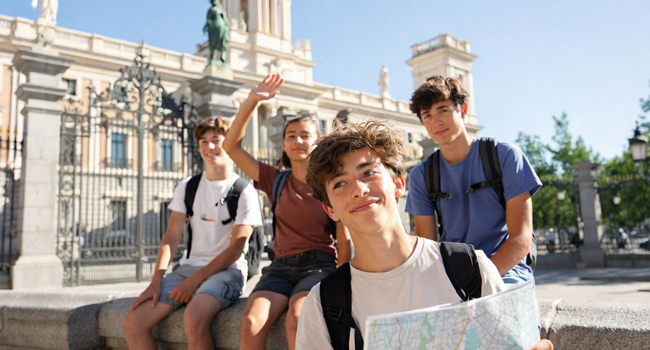 Reiseideen für Madrid mit LISA! Sprachreisen für Young Adults Teilnehmer mit Stadtplan während eines Ausflugs zu den Sehenswürdigkeiten von Madrid