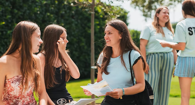 Spanisch lernen in Madrid mit LISA! Sprachreisen für Young Adults Teilnehmerinnen vor der Sprachschule während eines Spanisch-Sprachkurses für Young Adults in Madrid