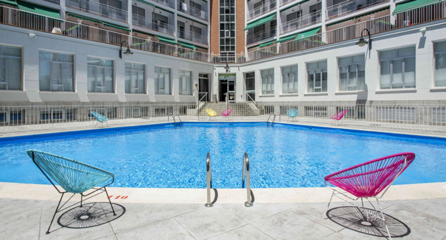 Residenz mit Pool bei einem Spanisch-Sprachkurs in Madrid mit LISA! Sprachreisen Swimmingpool der Studentenresidenz während eines Spanisch-Sprachkurses für Young Adults in Madrid