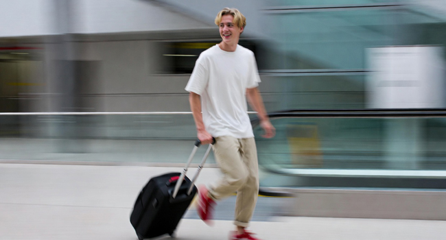 Young Adult mit Koffer bei der Anreise nach Mallorca während einer LISA! Sprachreise unterwegs zum Sprachkurs