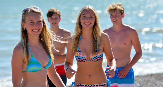 Young Adults am Strand in Mallorca während einer LISA! Sprachreise genießen Sonne, Meer und gemeinsame Freizeit