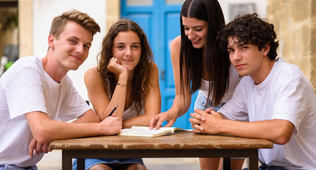  Young Adults lernen Spanisch in Mallorca während einer LISA! Sprachreise gemeinsam mit Lehrerin im Unterricht