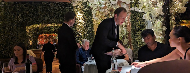 LISA-Reisefuehrer-Sprachreisen-Englisch-England-London-Restaurants-Bestellung-Abend