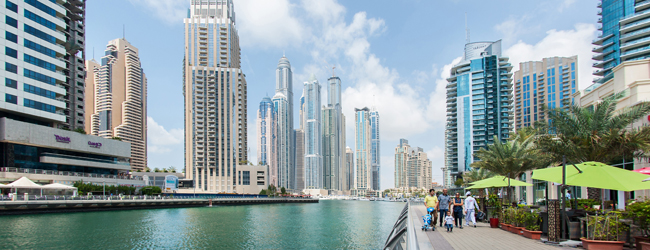 Spaziergang an der Marina in Dubai bei einem Bildungsurlaub Englisch Blick auf die Marina in Dubai mit Wasser, Promenade und Hochhäusern