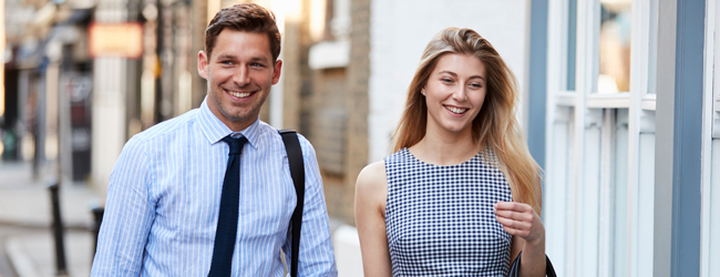 Ein Mann und eine Frau schlendern gutaussehend durch London