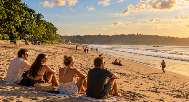 4 Arbeitnehmer auf Bali am Strand auf Bildungsurlaub Englisch