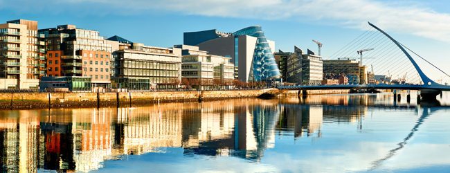 Blick auf die Häuser von Dublin mit Fluss und moderner Brücke