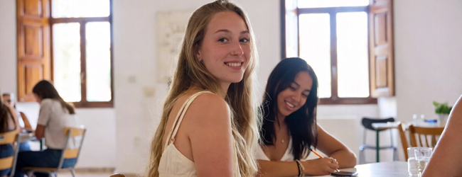 Englisch lernen auf Malta bei einem Bildungsurlaub Englisch Zwei junge Frauen sitzen in einem Klassenzimmer und lernen gemeinsam