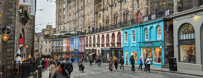 Blick in eine Gasse in Edinburgh mit bunten Hausfassaden
