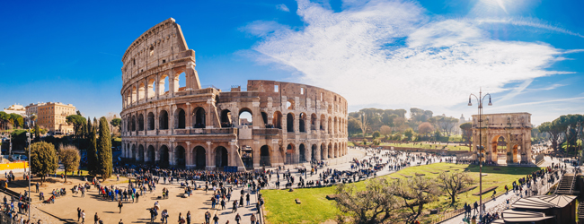 Das Kolosseum in Rom bei einem Bildungsurlaub in Italien Blick auf das Kolosseum in Rom mit Besuchern bei Sonnenschein