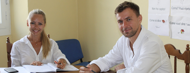 Bildungsurlaub Italienisch an der Sprachschule in Sanremo Eine Frau und ein Mann im Italienisch-Unterricht in der Sprachschule Sanremo