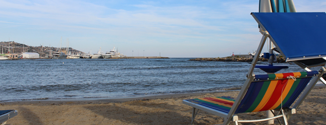 Strandblick von der Sonnenliege bei einem Bildungsurlaub in Sanremo Meerblick vom Strand aus an der ligurischen Küste mit bunter Sonnenliege