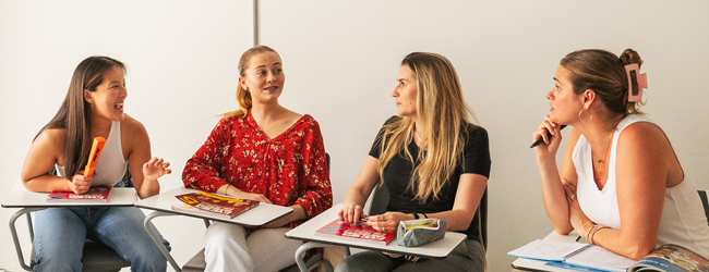 Vier Frauen sitzen im Sprachunterricht beim Bildungsurlaub in Barcelona