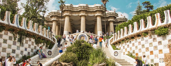 Blick auf eine verspielte Treppe mit Grün in Barcelona