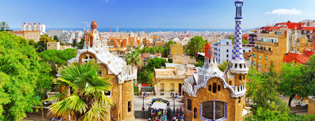 Blick vom Park Guel in Barcelona auf die Häuser der Stadt und das blaue Meer