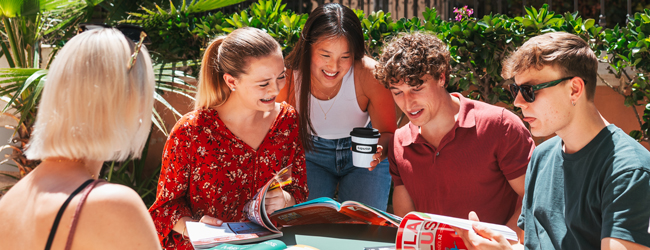 Sprachschüler lernen gemeinsam im Innenhof der Sprachschule Barcelona