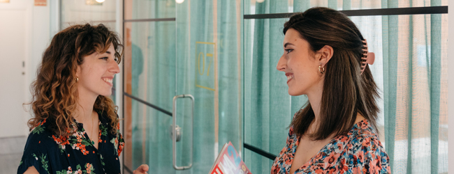 Zwei Frauen unterhalten sich auf dem Flur der Sprachschule in Madrid