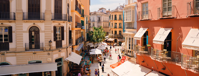 Platz im historischen Zentrum von Malaga bei einem Spanisch Bildungsurlaub Blick auf einen schönen Platz mit Cafes und Leuten in Malagas Altstadt