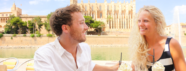 Bildungsurlaub Spanisch in Mallorca - Kaffe trinken Ein Mann und eine Frau sitzen im Cafe in Palma de Mallorca