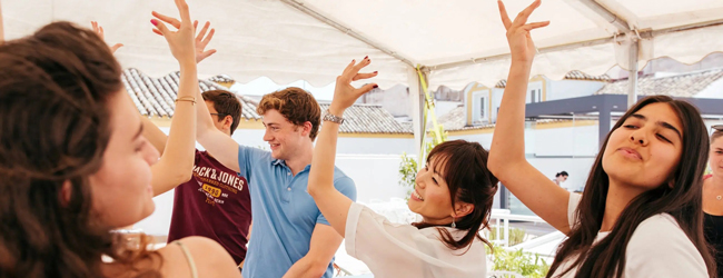 Mehrere Sprachschüler in Sevilla nehmen an einem Tanzkurs teil