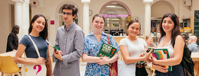 Sprachschüler stehen im gemütlichen Innenhof der Sprachschule in Sevilla