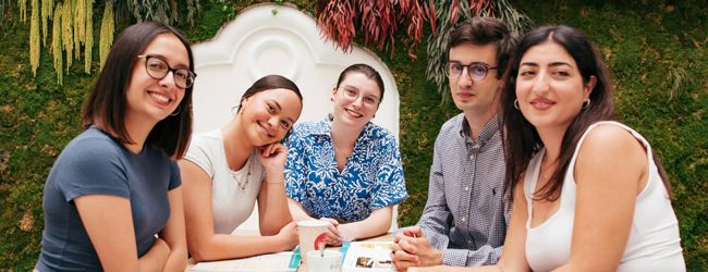 Schüler lernen Spanisch im Innenhof der Sprachschule in Sevilla Bildungsurlaub