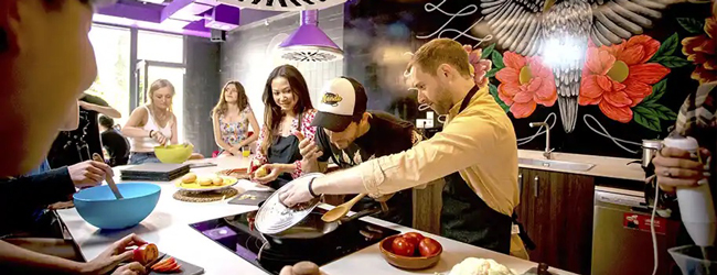 Bildungsurlaub Spanisch in Valencia - gemeinsam Kochen Sprachschüler kochen gemeinsam in einer kunstvoll gestalteten Küche in Valencia