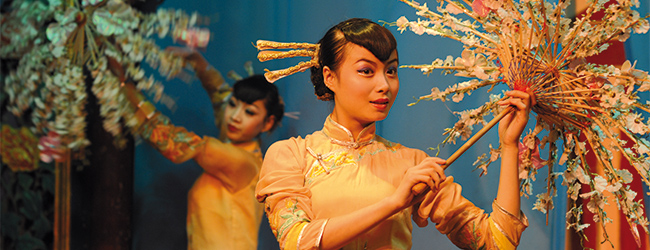 LISA-Sprachreisen-Chinesisch-Peking-Oper-Taenzerinnen-Papierschirme-Musik-chinesische-Kultur