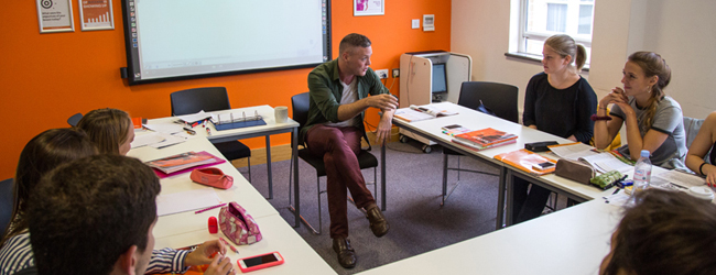 LISA-Sprachreisen-Englisch-England-Brighton-Sprachschule-Klassenraum-Unterricht