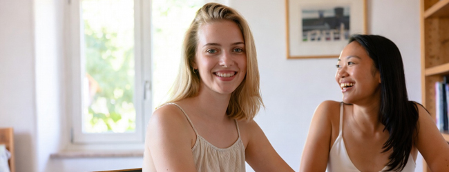 Bildungsurlaub Französisch in Frankreich mit LISA! Zwei Frauen sitzen im Sprachunterricht Französisch in Frankreich