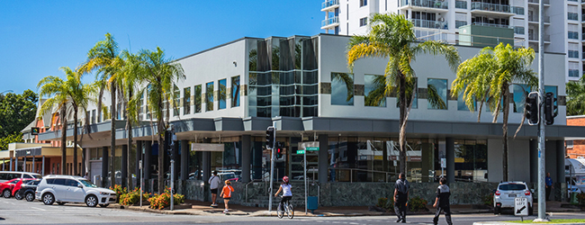 LISA-Sprachreisen-Erwachsene-Englisch-Australien-Cairns-Schulgebaeude-Aussen-Palmen-Stadt LISA-Sprachreisen-Erwachsene-Englisch-Australien-Cairns-Schulgebaeude-Aussen-Palmen-Stadt