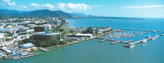 LISA-Sprachreisen-Erwachsene-Englisch-Australien-Cairns-Stadt-Ansicht-Meer-Yachthafen