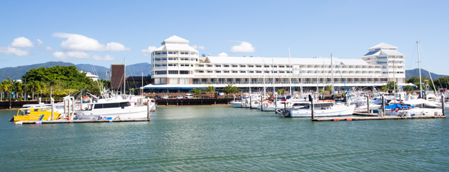 LISA-Sprachreisen-Erwachsene-Englisch-Australien-Cairns-Waterfront-Meer-Boote-Promenade