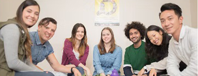 Englisch lernen an der LISA! Sprachschule in Melbourne Eine Gruppe junger Menschen sitzt in der Lounge der Sprachschule in Melbourne