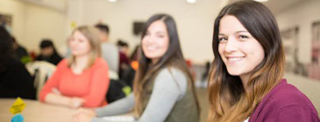 Englisch-Sprachunterricht an der LISA! Sprachschule in Melbourne Junge Frauen sitzen in einem Klassenraum an der Sprachschule in Melbourne