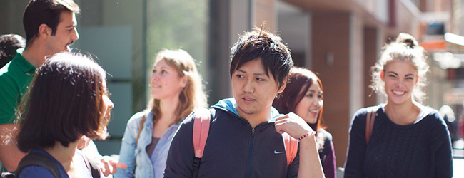 Pause in der Sprachschule in Sydney Schüler reden miteinander vor der LISA! Sprachschule in Sydney