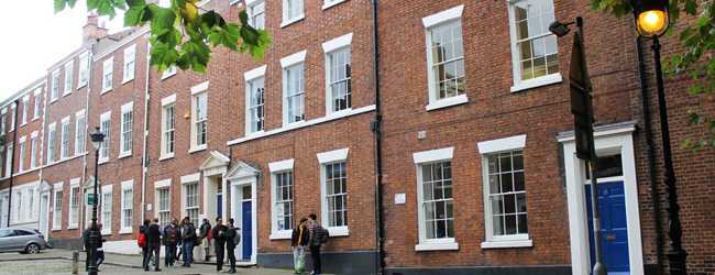 LISA-Sprachreisen-Erwachsene-Englisch-England-Chester-25-Plus-Sprachschule-Backstein-Gebaeude-Eingang LISA-Sprachreisen-Erwachsene-Englisch-England-Chester-25-Plus-Sprachschule-Backstein-Gebaeude-Eingang