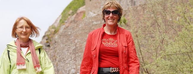 Zwei Damen beim Spazierengehen in frischen Farben bei einem LISA! Sprachkurs 50 plus in Jersey