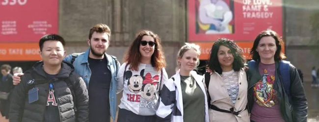 Bildungsurlaub und Freizeit in London Eine Gruppe Erwachsener geht gemeinsam zu den Sehenswürdigkeiten in London