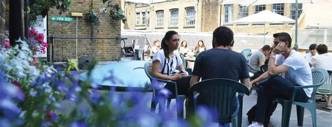 LISA-Sprachreisen-Erwachsene-Englisch-England-London-Camden-Sprachschule-Terrasse-Pause-Unterricht