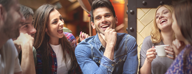 Eine Gruppe Erwachsener sitzt in einem Pub in Dublin und ist fröhlich