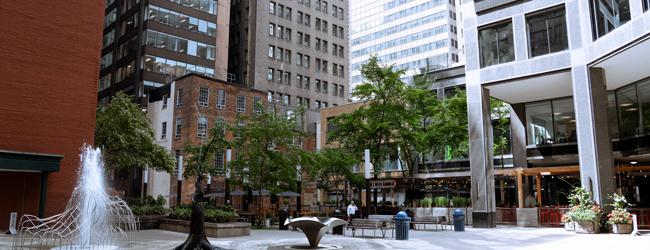 Innenhof der LISA! Sprachschule Englisch Toronto Blick in einen Innenhof mit Hochhäusern und Skulpturen der LISA! Sprachschule in Toronto